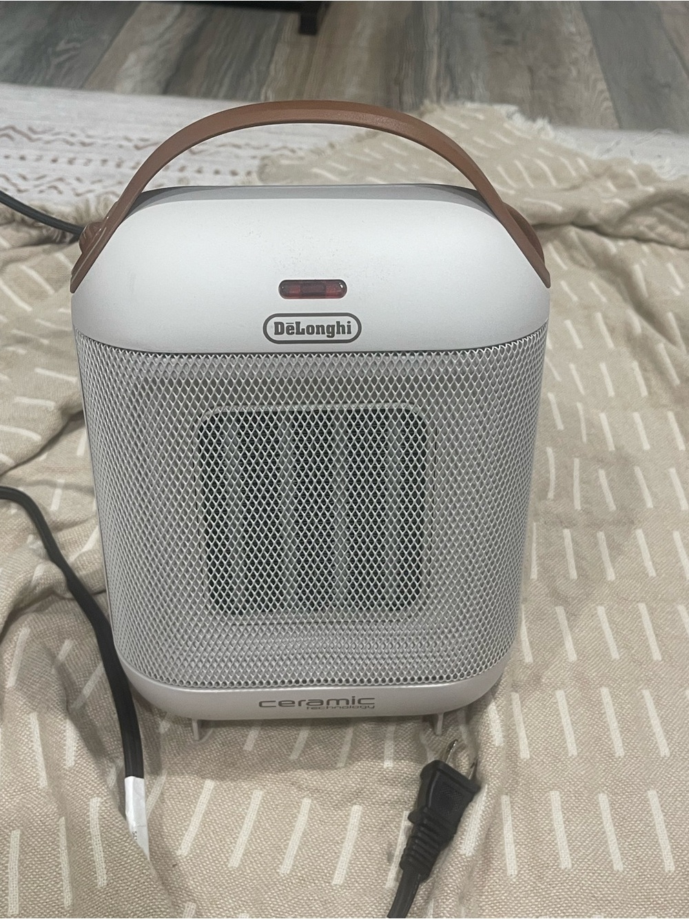 DeLonghi White Ceramic Space Heater with Carry Handle - Picture 5 of 5